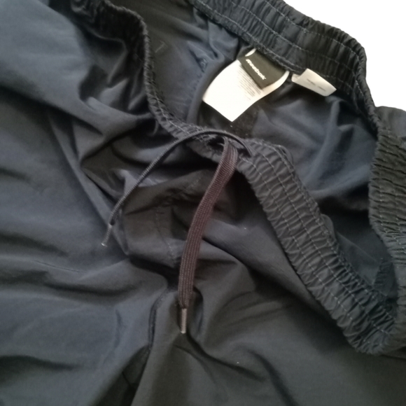 Reebok 100% nylon side, back pocket, elastic, drawstring mens athletic shorts. - Picture 5 of 5